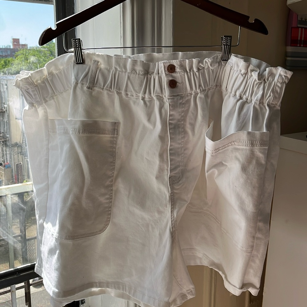 Women shorts(white 24W)